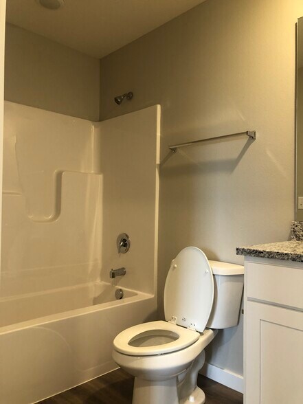 Building Photo - 1411 W Pebblebrooke Dr