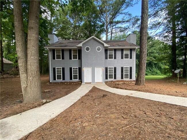 Building Photo - 2012 Oakwood Dr