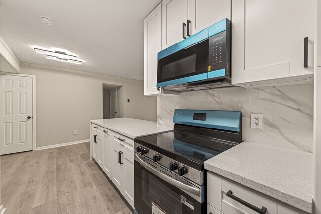 Building Photo - 1860 White Oak Dr