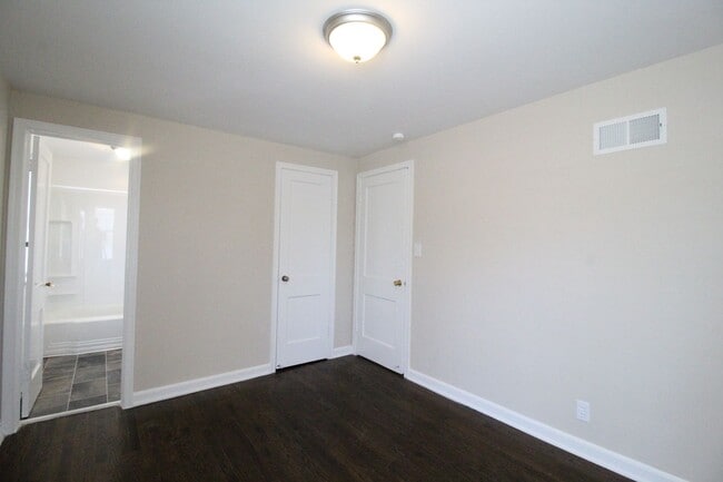 Building Photo - One Bedroom Duplex in North Kansas City