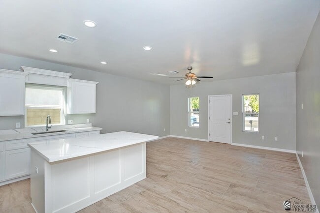 Building Photo - 643 S Orange Ave