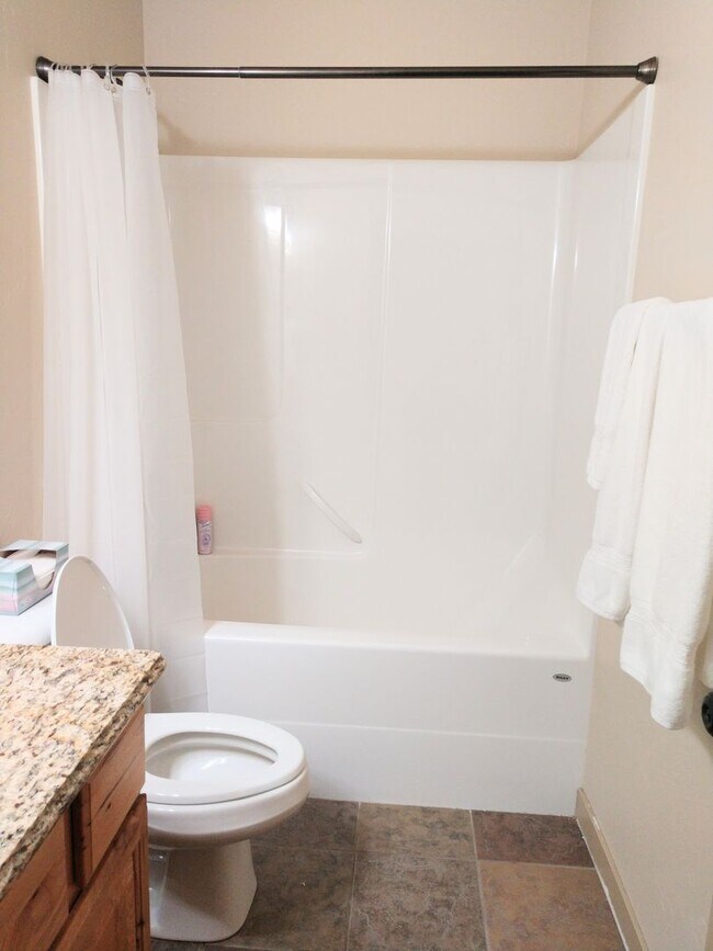 Building Photo - Desirable Silverbrook Estates Living!