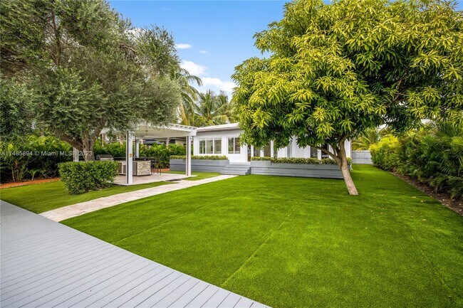 Building Photo - 950 S Shore Dr