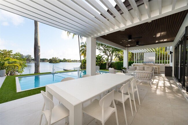 Building Photo - 2560 NE 199th St