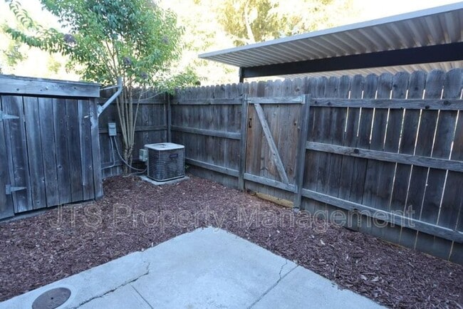 Building Photo - 45 Derow Ct