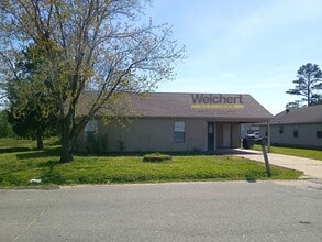 Building Photo - 3BR/2BA Home with Carport & Easy Highway Access