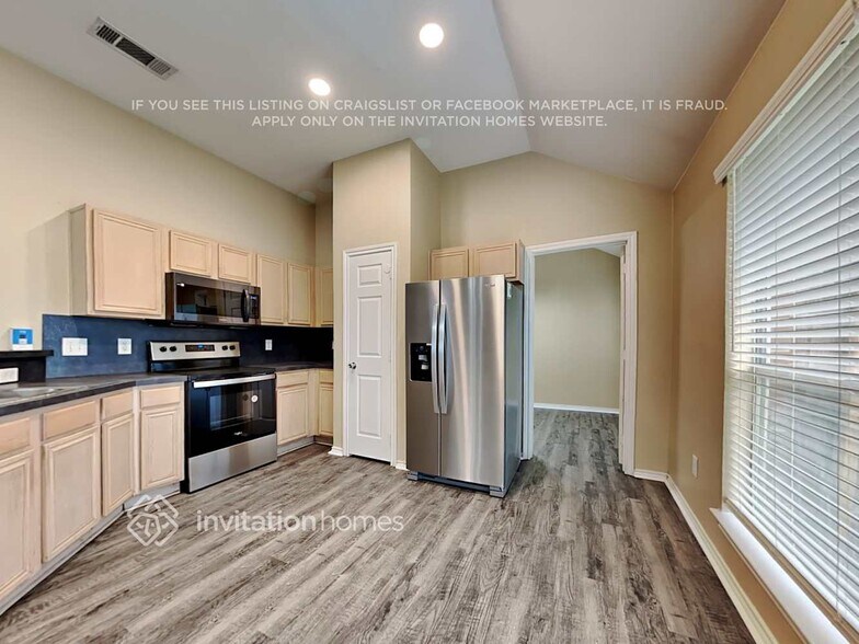 Building Photo - 2800 St Martin Dr