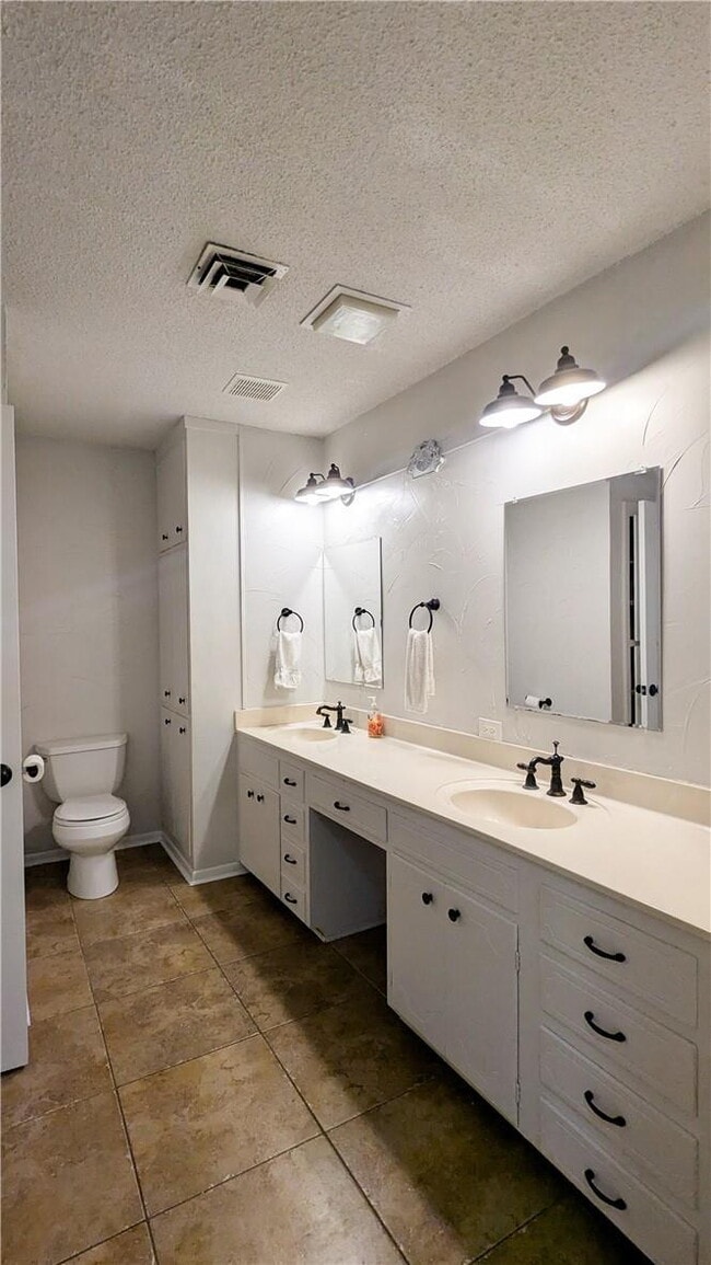 Building Photo - ***LABOR DAY SPECIAL! $600 OFF FIRST FULL ...