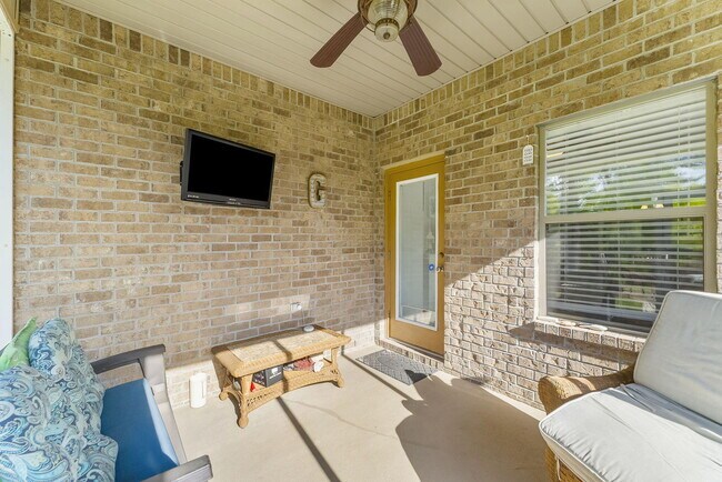Building Photo - 526 Camellia Ct