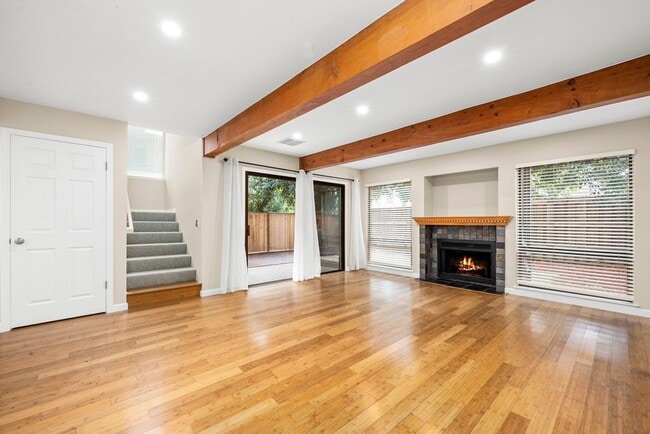 Building Photo - Beautiful 3-bedroom, 3-bathroom townhome  ...