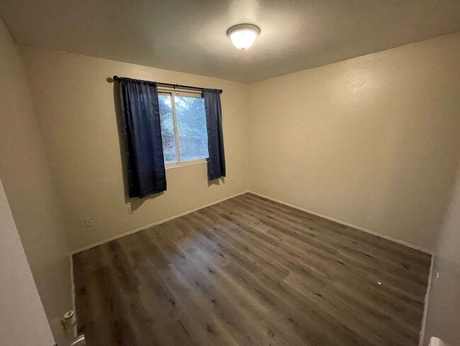 Building Photo - ***PENDING APPLICATION***Lovely 2 Bedroom Home with Den