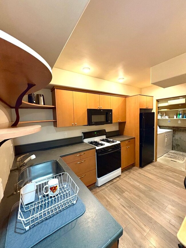 Building Photo - Cozy Basement Studio Apartment in NW Bend!