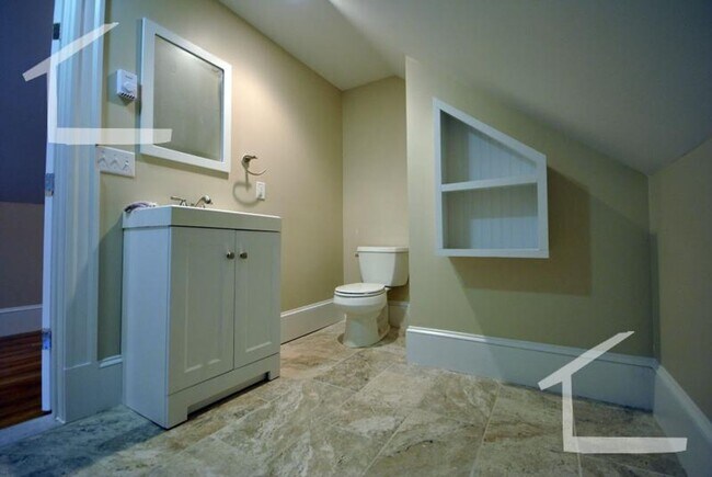 Building Photo - Huge, fully renovated 4 bed 2 bath duplex!