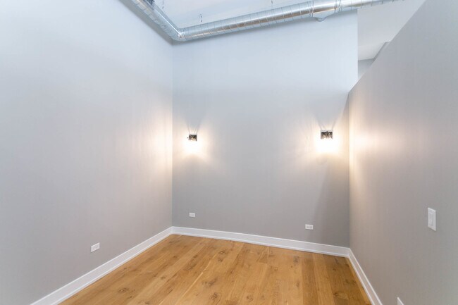 Building Photo - 1470 W Webster Ave