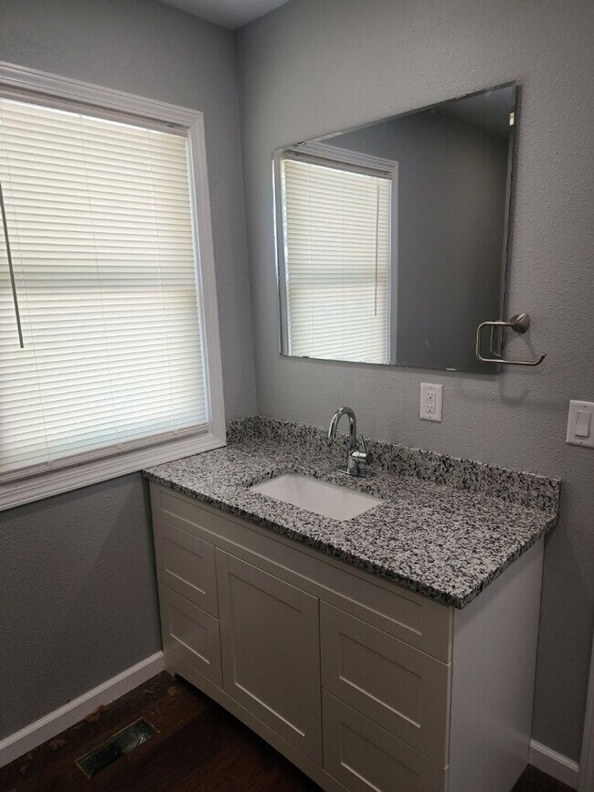 Building Photo - Very Nice 3 Bedroom home in great location!