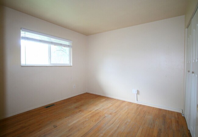 Building Photo - 3 Bedroom Split Level Home Available in South Colorado Springs!