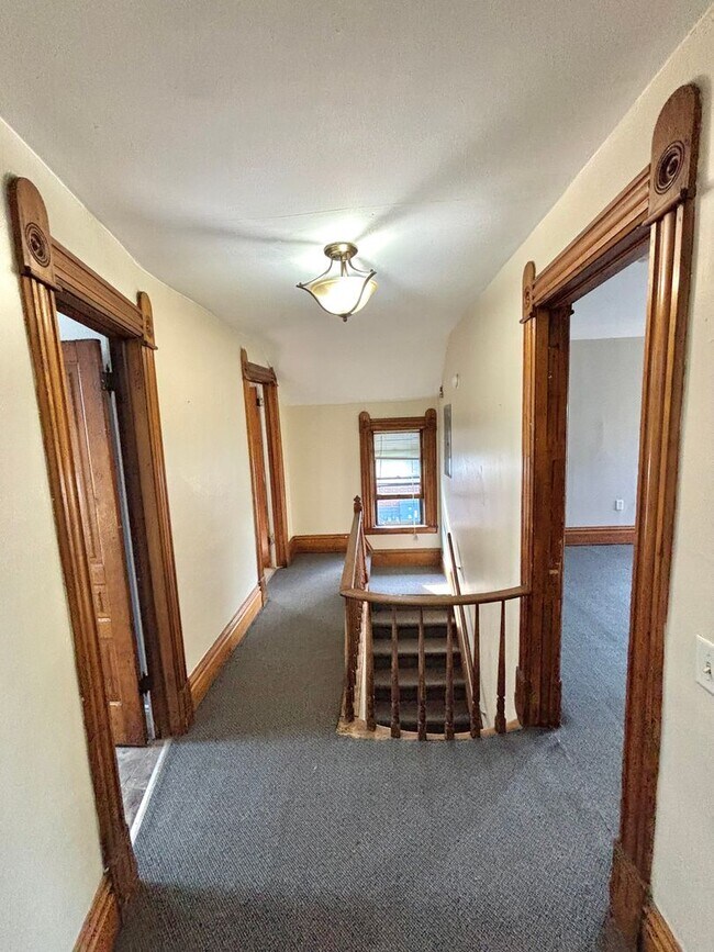Building Photo - 605 W Kalamazoo Ave
