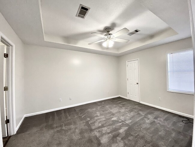 Building Photo - Desirable Saltillo Neighborhood