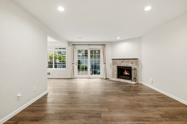 Building Photo - For Lease $2950/Month: Beautifully updated 2/Bdrm Townhome with large Bonus Room