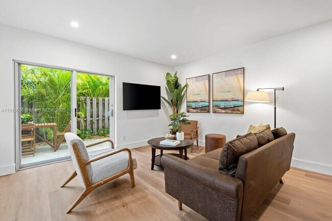 Building Photo - 817 Tequesta St