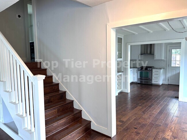 Building Photo - Very Charming, updated 2 Bd/1 Ba, 1178 sf Single-Family House in Lafayette available May 14th for...