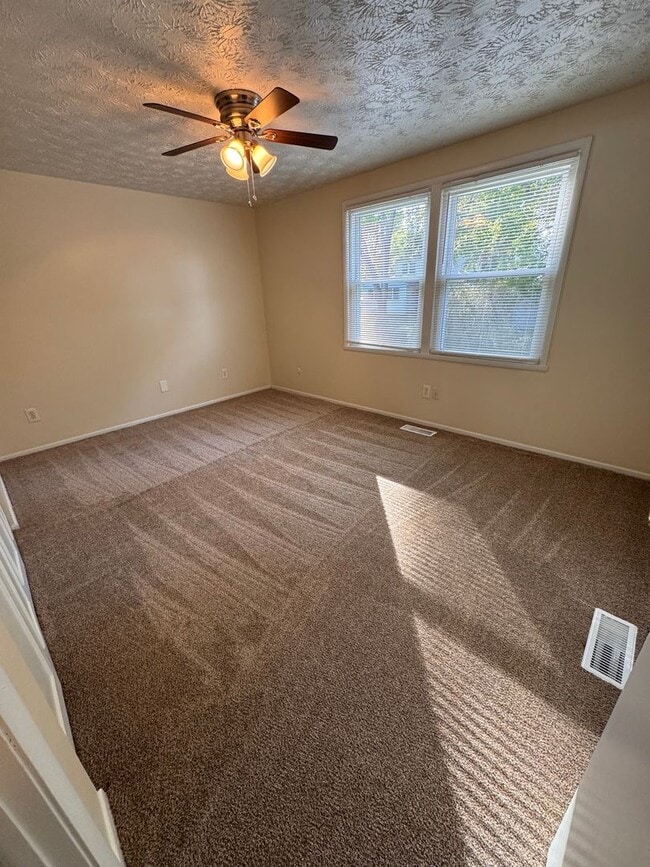 Building Photo - 3 Bedroom House
