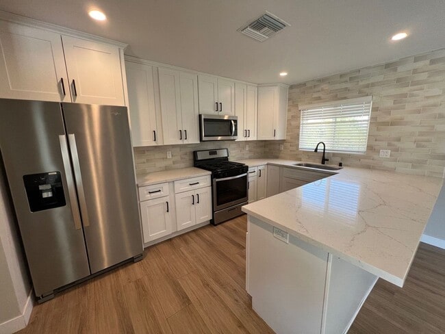 Building Photo - Recently Renovated! 4BD/2BA