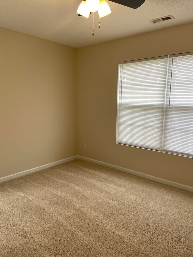 Building Photo - ~~~ Like New 4 Bedroom Townhome  ~~~