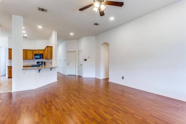 Building Photo - 648 Columbine Ave