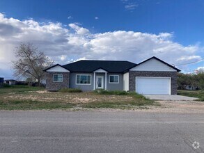 Building Photo - 1 bedroom, shared bathroom, kitchen, livin...