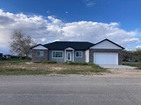 Building Photo - 1 bedroom, shared bathroom, kitchen, livin...