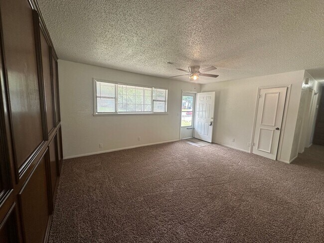 Building Photo - 3 bed, 1 bath, 1 car garage