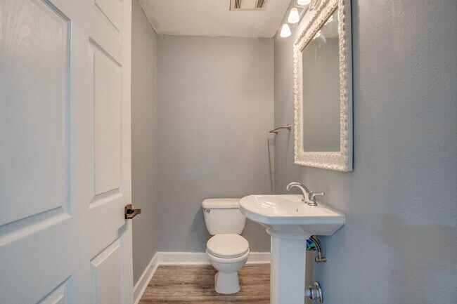 Building Photo - East Hill 3BR Home Near Bayview Park with Office, Hot Tub, Workshop & Detached Garage