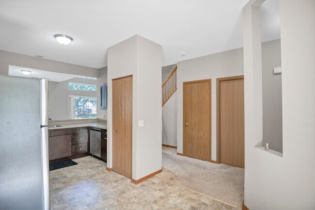 Building Photo - 951 Viewpoint Dr