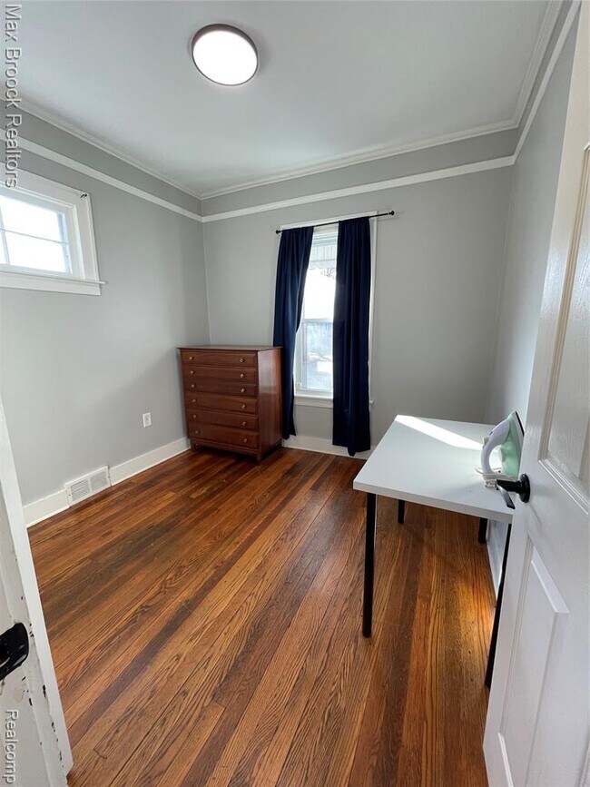 Building Photo - 808 Laprairie St