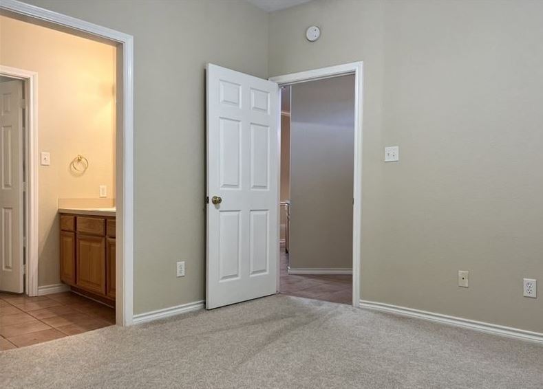 Building Photo - 215 Navarro Dr