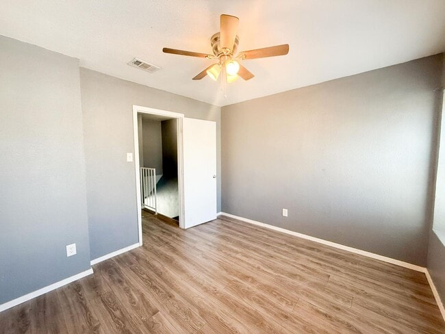 Building Photo - Spacious 2 story townhouse with fenced yard!