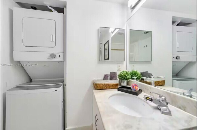 Building Photo - 1200 Brickell Bay Dr