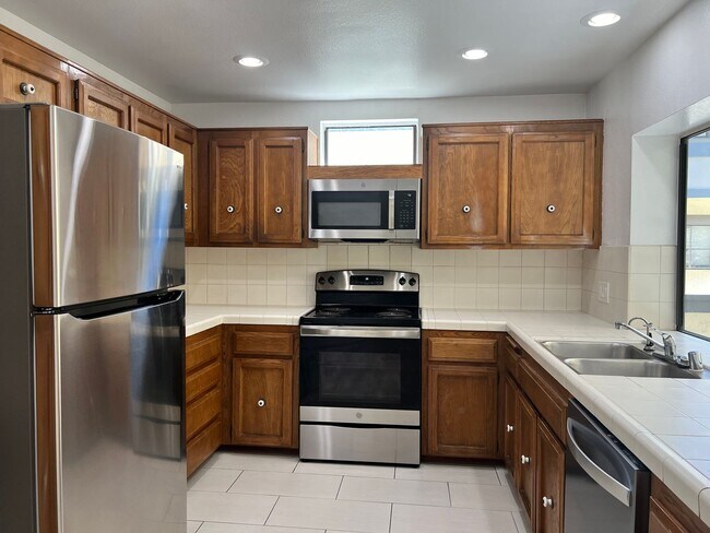 Building Photo - Spacious 2 Bedroom 2-1/2 Bathroom Townhome with 2-car garage in La Jolla near UCSD