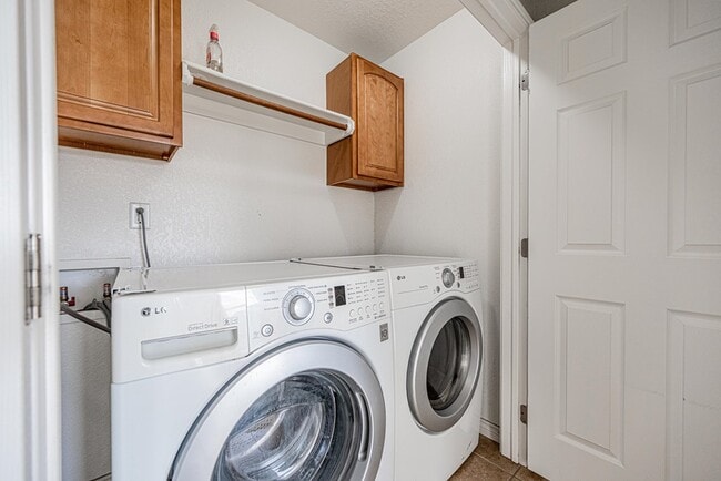 Building Photo - 1121 Laredo Dr