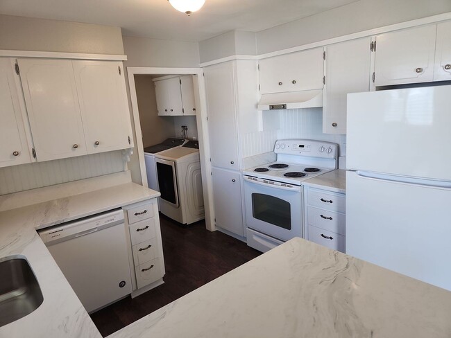 Building Photo - 2 Bedroom 1.5 Bath Washer Dryer Included i...