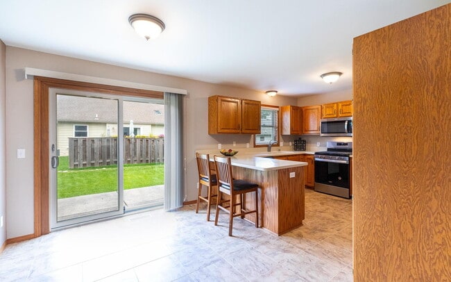 Building Photo - 878 Sky Ridge Dr