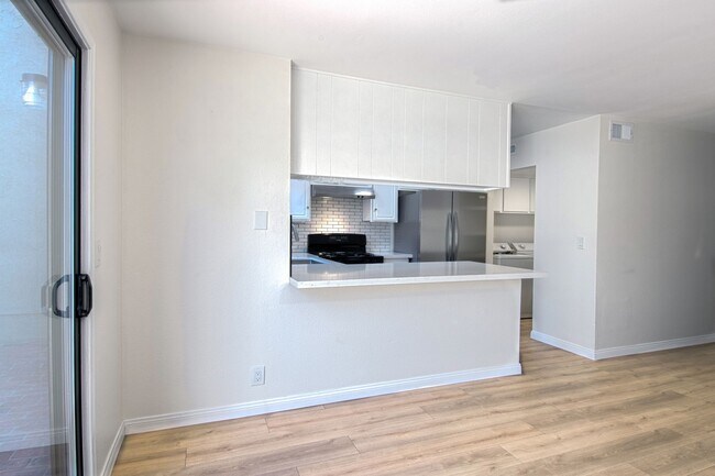Building Photo - 7 Starburst Ct