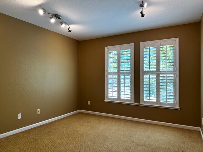 Building Photo - Gorgeous 3 bedroom, 2 and a half bathroom townhome in Hamilton Field for rent!