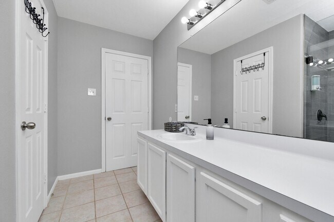 Building Photo - 5822 Santa Bernadetta