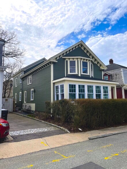 Front of House - 9 Tyler St