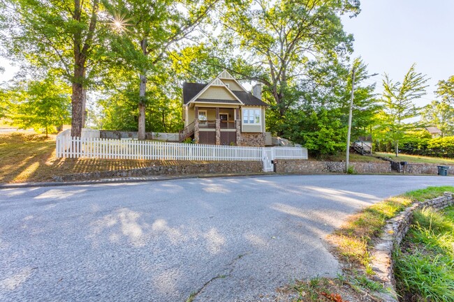 Building Photo - Adorable 3 bedroom home!
