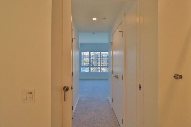 Building Photo - Modern & Spacious 2br/2ba In Mission Bay w...
