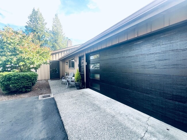 Building Photo - 2 bedroom, 2 bath short term 3-6 month ren...
