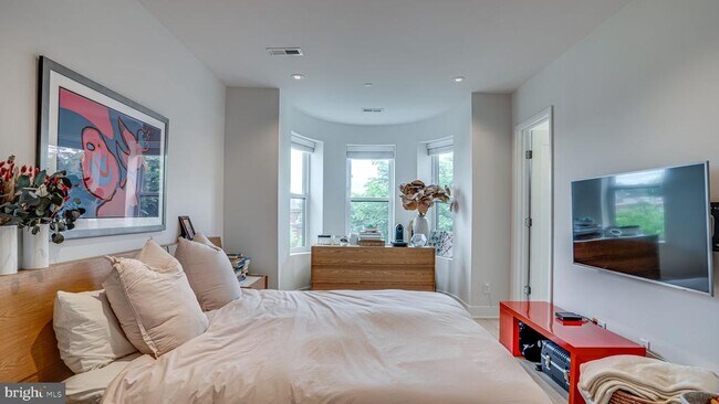 Building Photo - 2003 1st St NW